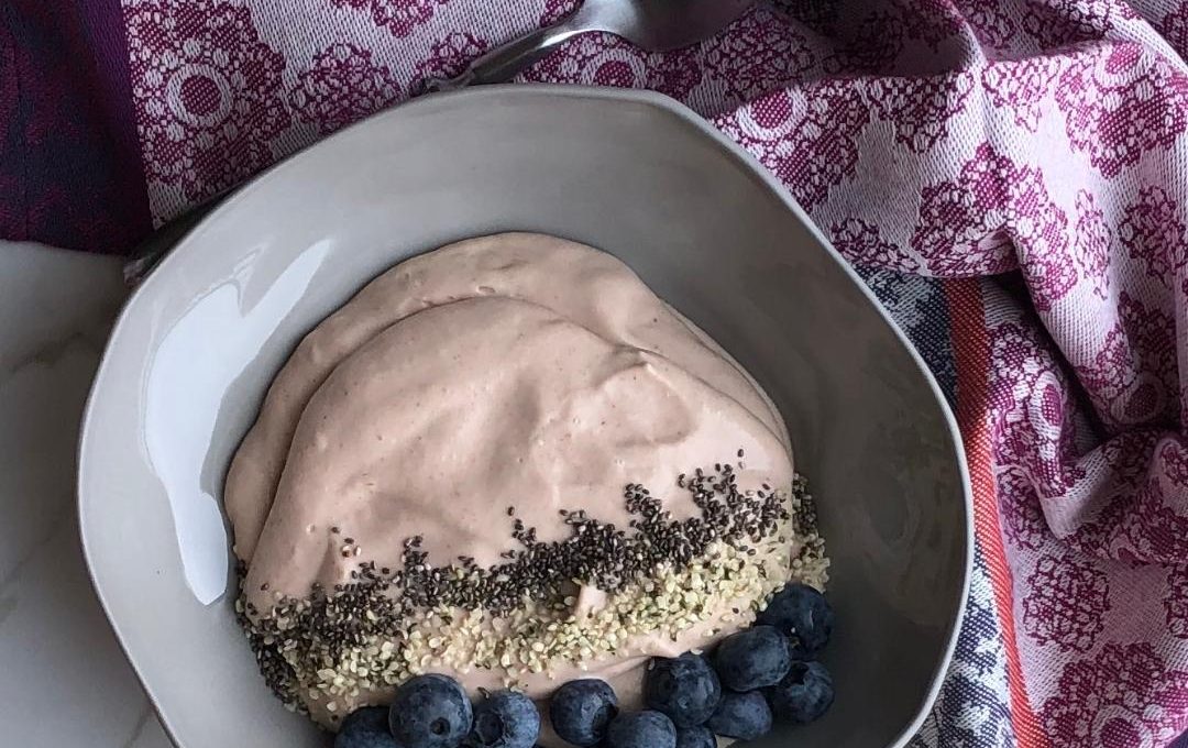 STRAWBERRY SMOOTHIE BOWL