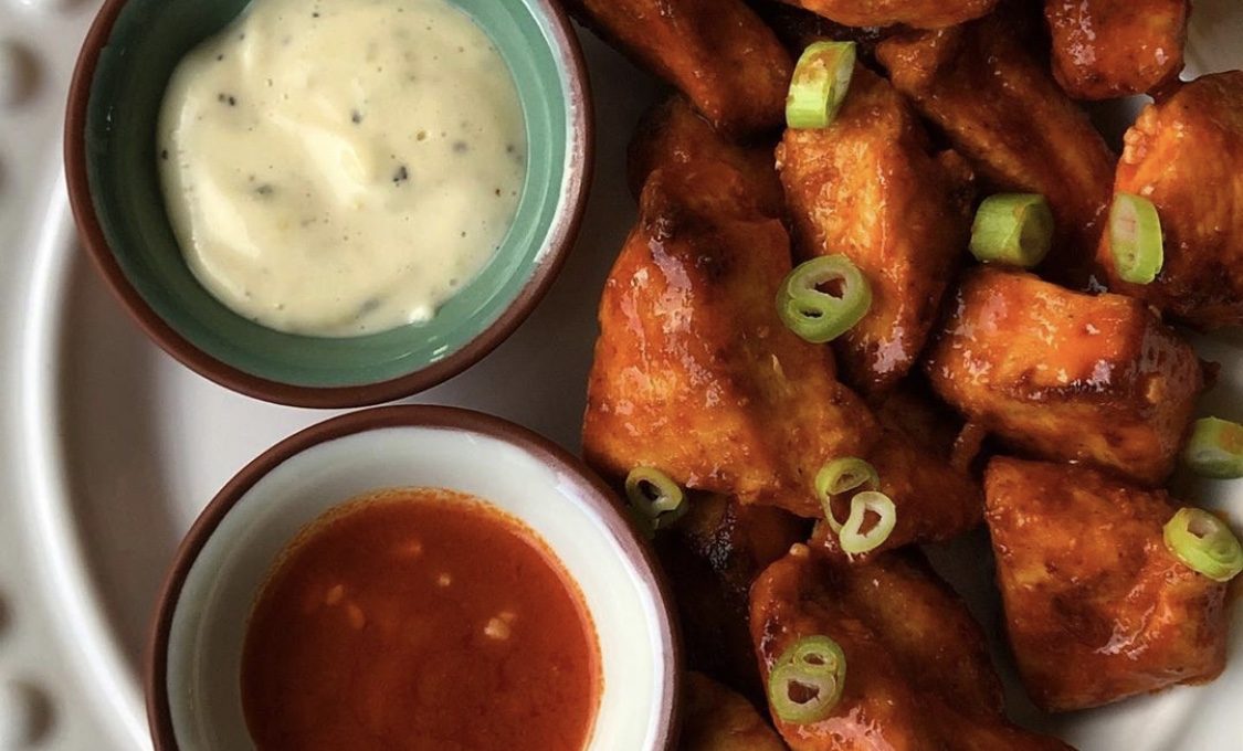 Buffalo Chicken Bites with Creamy Garlic Dipping Sauce