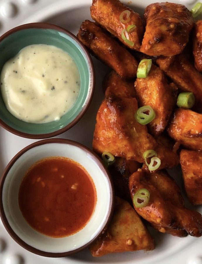 Buffalo Chicken Bites with Creamy Garlic Dipping Sauce